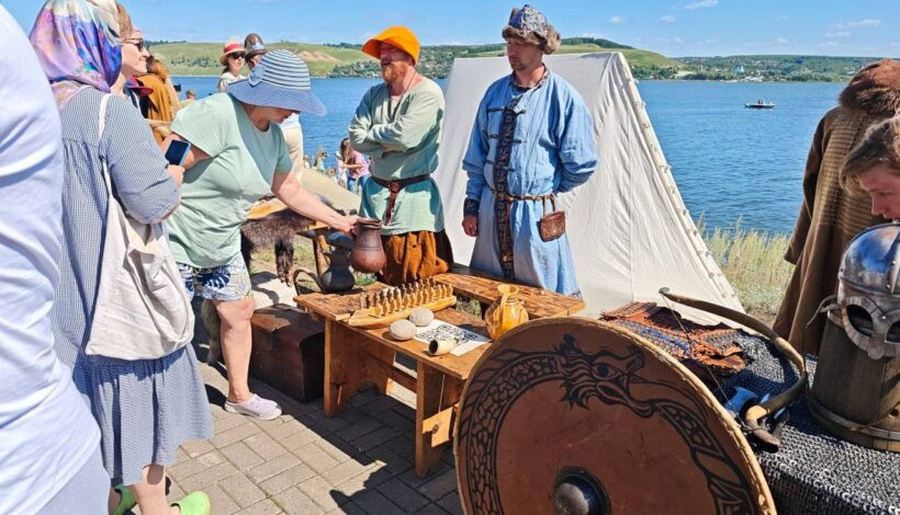 Реконструкторы прошли по Волге на деревянной ладье