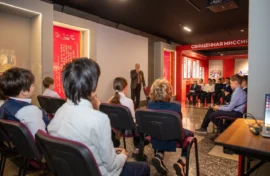 Школьники узнали историю юного защитника столицы