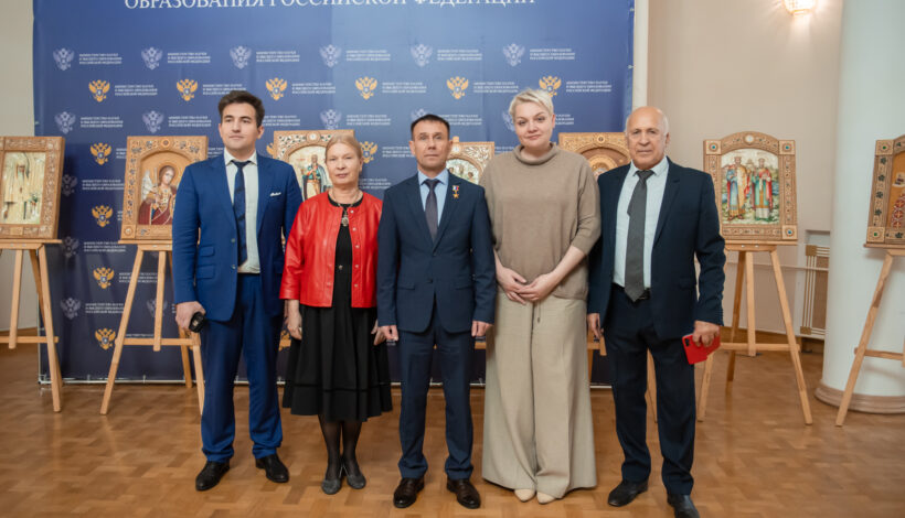 Заступникам армии и флота посвятили выставку