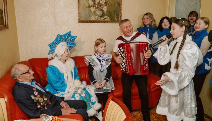 Новогодние волшебники поздравили ветерана