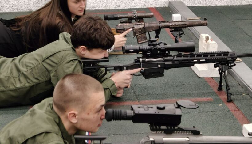 Курсанты проходят снайперскую подготовку