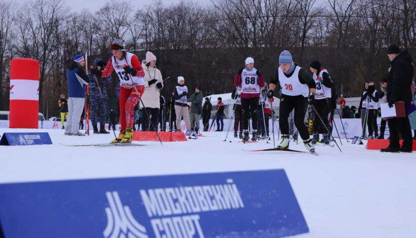 Российские лыжники отмечают годовщину появления вида спорта