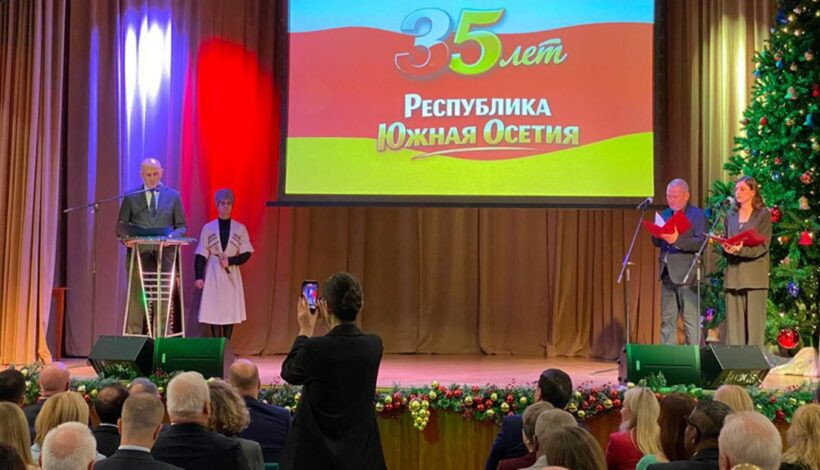 Наградили авторов, пишущих на осетинском языке