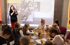 Школьников познакомили с четвероногими героями