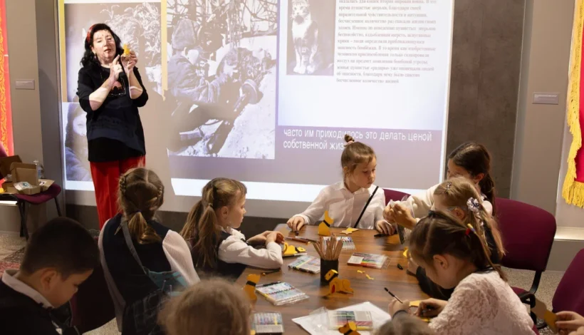 Школьников познакомили с четвероногими героями