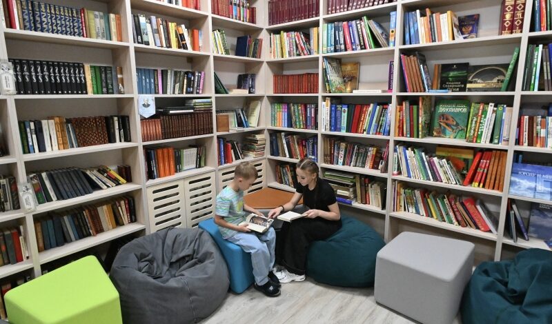 Лучших школьных библиотекарей наградили