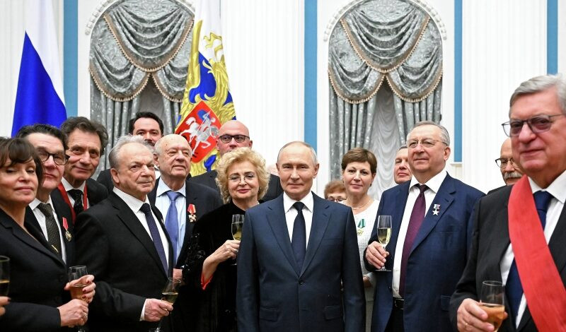 Президент вручил госнаграды