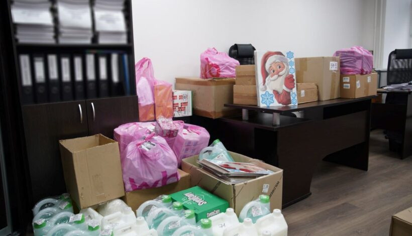 Детям ЛНР передали подарки