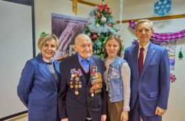 Фронтовика поздравили с наступающим праздником