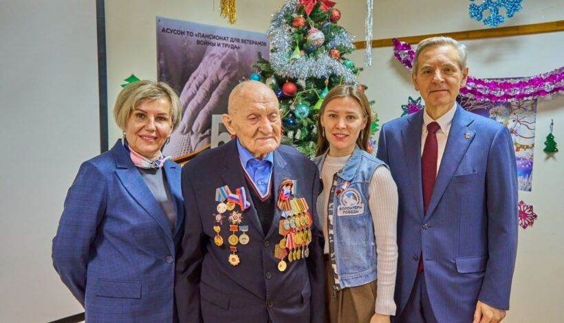 Фронтовика поздравили с наступающим праздником