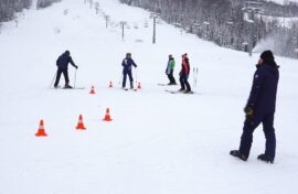 Защитники осваивают горные лыжи