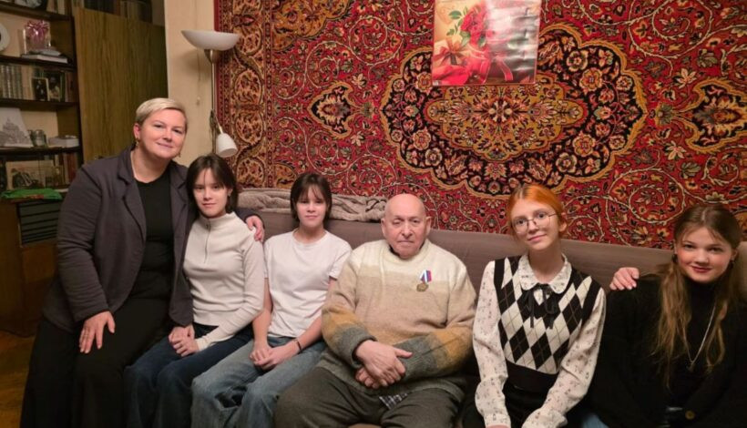 Фронтовика поздравили с наступающим Новым годом