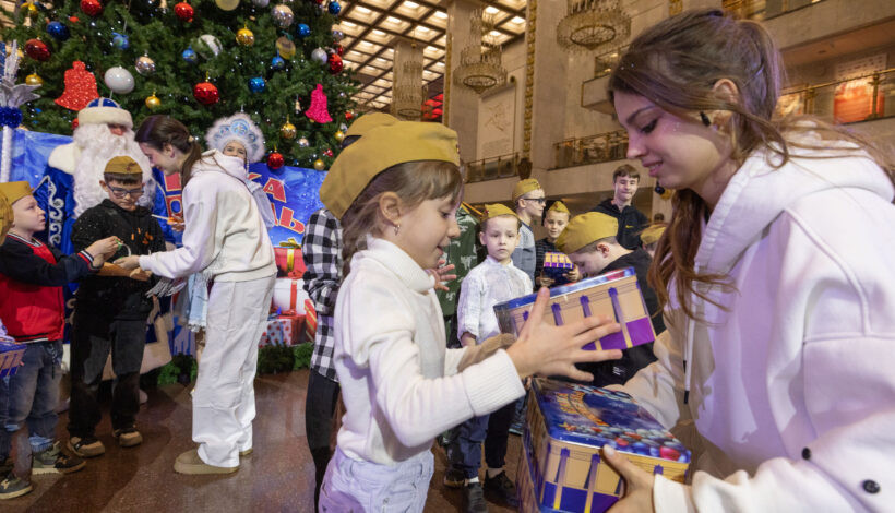 «Елку Победы» посетили около 10 тысяч детей