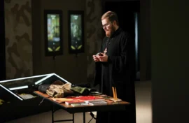 Священнослужитель передал предметы из зоны СВО в Музей Победы