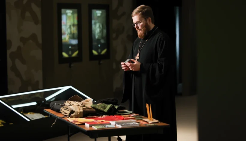 Священнослужитель передал предметы из зоны СВО в Музей Победы