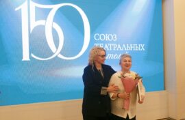 Волонтеры помогают ветеранам сцены