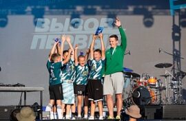 Первые вовлекают молодежь в спорт