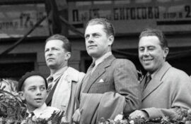 В Москве открылась выставка работ легендарного летчика