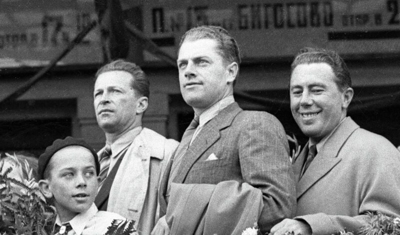 В Москве открылась выставка работ легендарного летчика