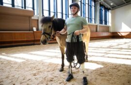 Иппотерапия помогает защитникам восстановиться