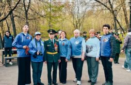 Волонтеры поздравили участника первого Парада Победы