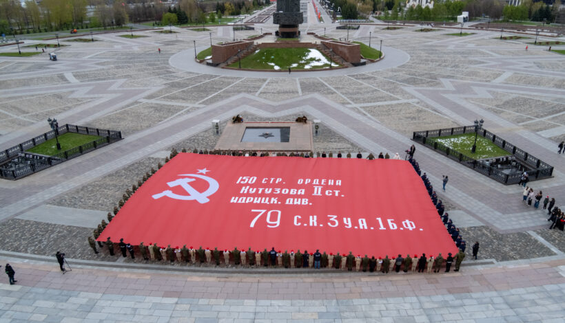 Знамя Победы развернули у Музея Победы