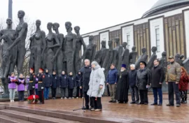 Память узников концлагерей почтили у Музея Победы