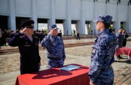 Росгвардейцам вручили дипломы у Музея Победы