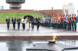 Валентина Матвиенко возложила цветы к Вечному огню