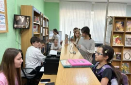 Молодежь попробовала себя в роли библиотекарей