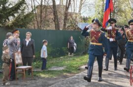 Росгвардейцы провели парады у домов ветеранов