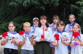 Молодежь отдала дань благодарности победителям