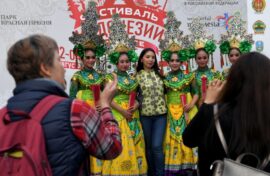 Главный монумент Индонезии окрасился в российский триколор