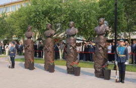 Легендарным летчикам отдали дань памяти