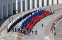Триколор из знамен развернули у Музея Победы