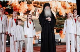 Юные артисты спели о героях
