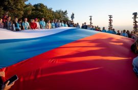 Российский триколор развернули на вершине горы