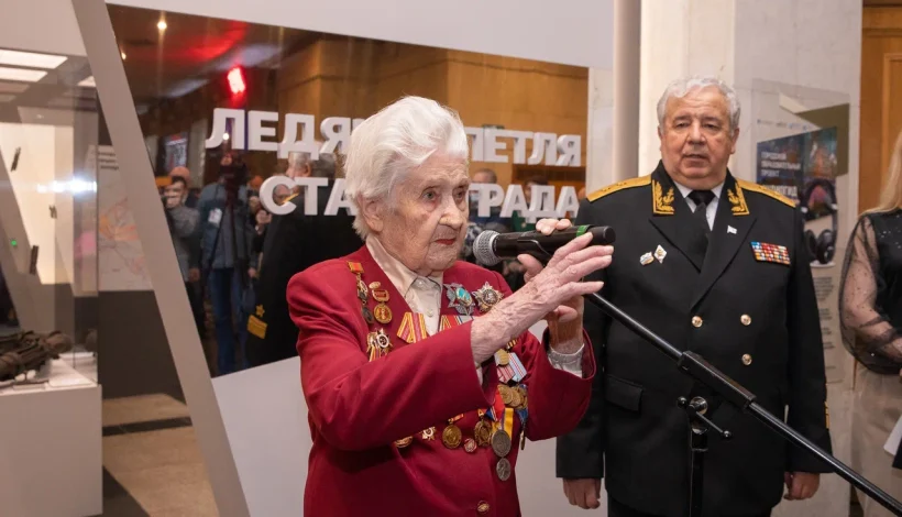 Участница Курской битвы принимает поздравления
