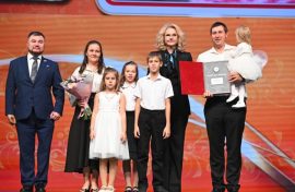 Лучшие семьи страны получили награды