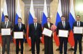 Отличникам образования вручили премии