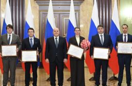 Отличникам образования вручили премии